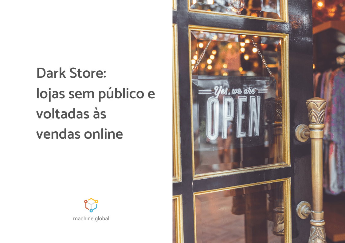 Porta de vidro de uma loja, há uma mensagem adesivada escrito: yes, we are open. Ao lado está escrito, dark store: lojas sem público e voltadas às vendas online