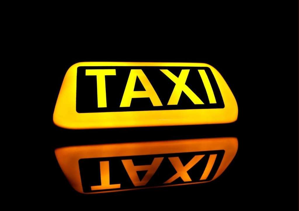 letreiro escrito taxi