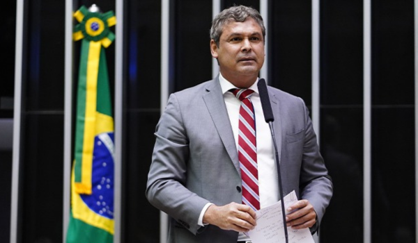 Lindbergh quer taxa maxima de 10 e corrida minima de R1150 em apps de transporte