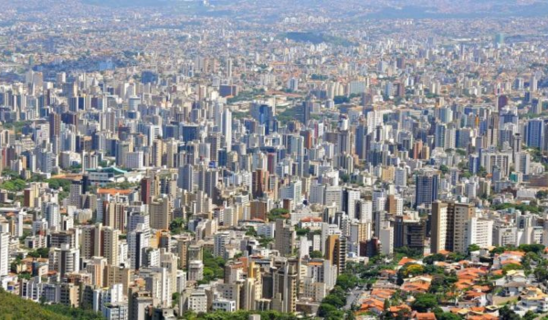 Seguro de R 50 mil e retirada do capacete no embarque como BH pode regulamentar a moto por app
