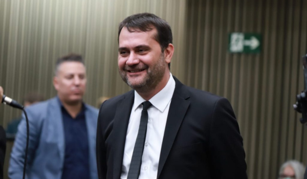Vereador Marlon Luz defende que apps definam taxas fixas e critica ganho minimo de R30 por hora