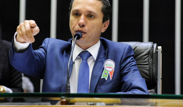 A maioria esta trabalhando de graca para empresas milionarias diz Pinato ao defender taxa maxima de 25