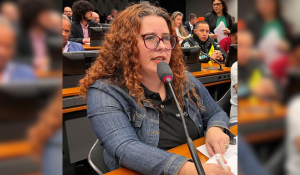 Carina Trindade, presidente do Sindicato dos Motoristas Particulares por Aplicativos do Rio Grande do Sul, falando em evento público.