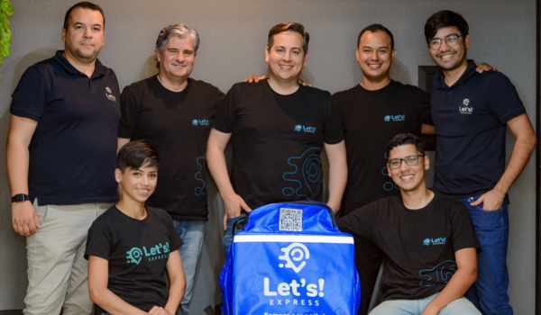 A equipe da Let's Express! posa usando camisetas com o logotipo da empresa, junto a uma mochila de entrega azul destacada com um código QR.