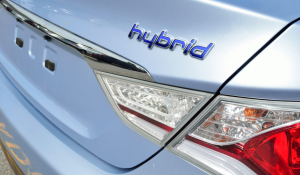 Close-up de um emblema de carro híbrido