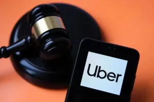 Passageiro pede R$ 20 mil para Uber por perda de celular