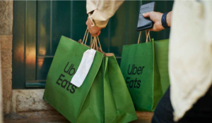 Uber anuncia taxas fixas para entregadores