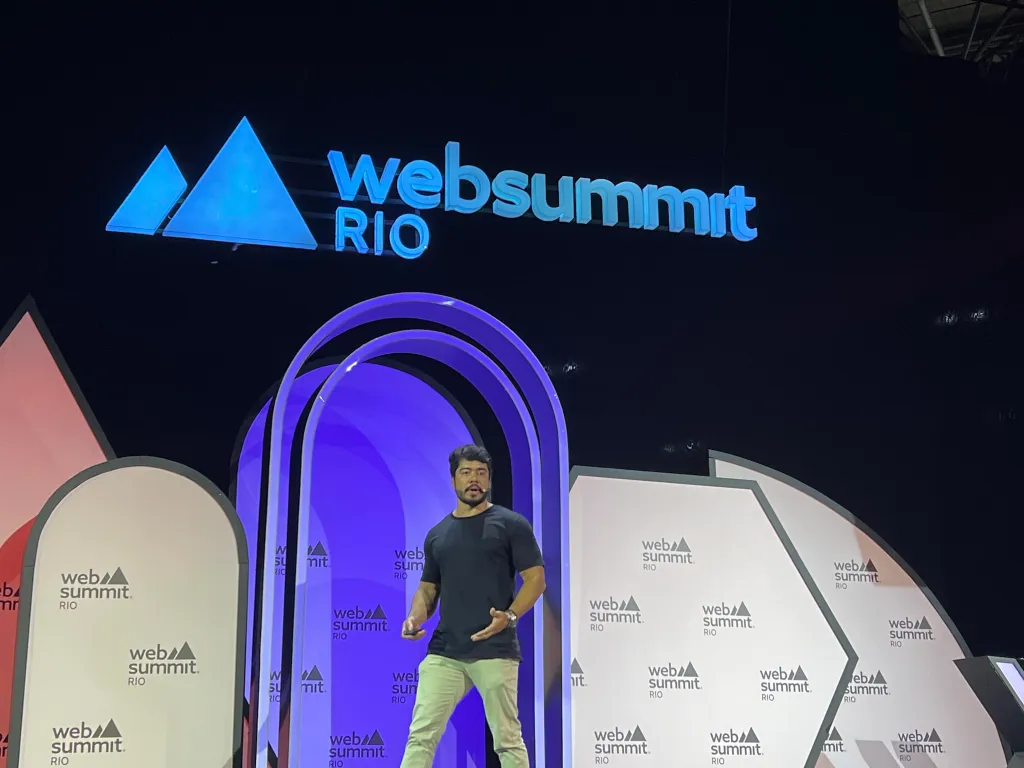 Felipe Criniti palestrando na Web Summit.