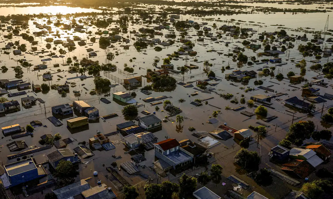 Cidade inundada por enchente.