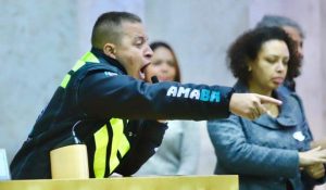 Homem vestido de motofretista exaltado em um debate.