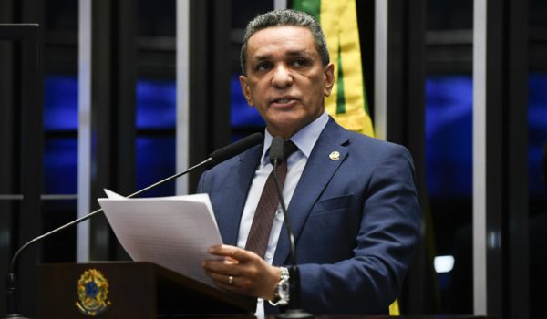 Senador Mecias de Jesus discursando no Plenário do Senado Federal durante sessão não deliberativa.