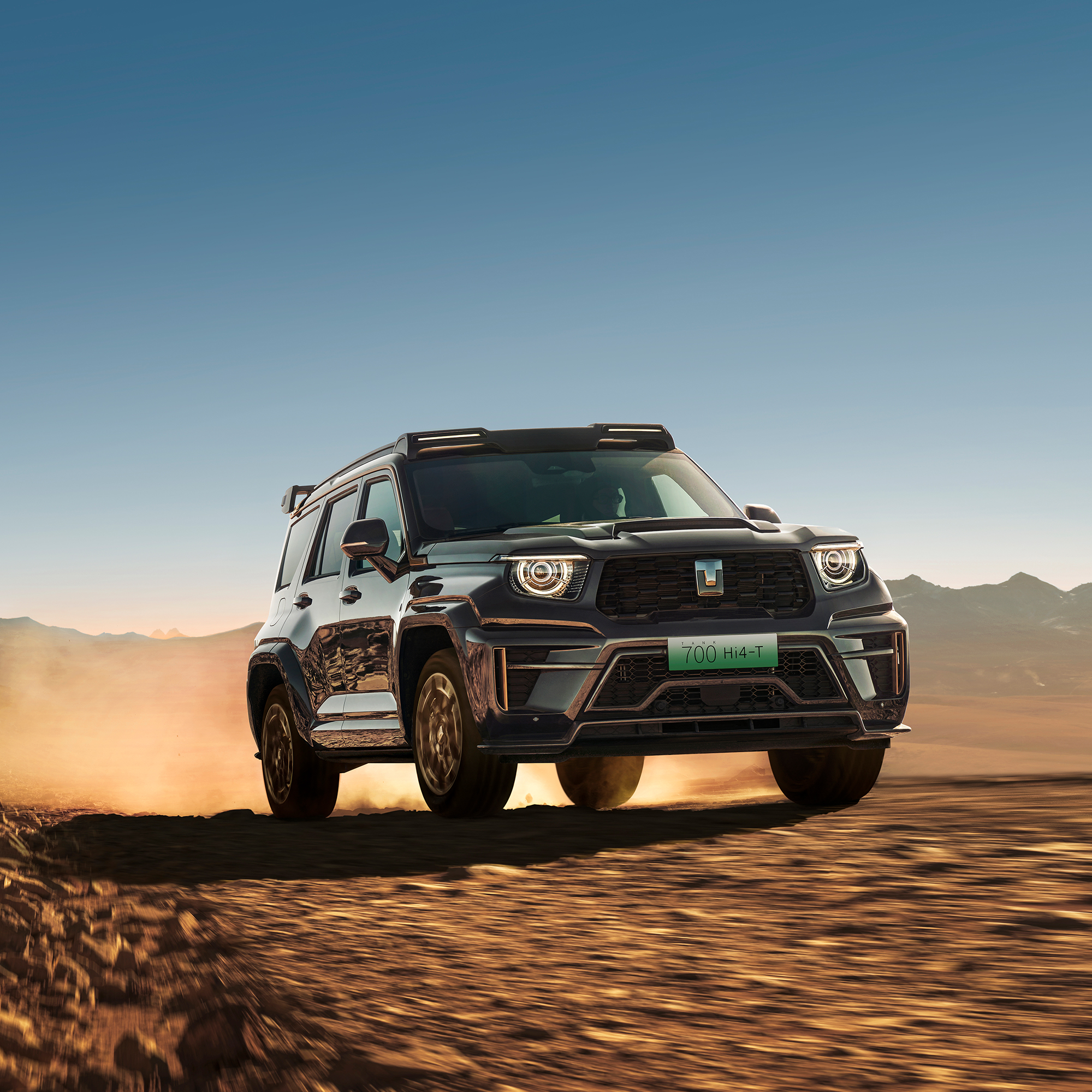 UV GWM Tank 700 Hi4-T em movimento em um terreno off-road.
