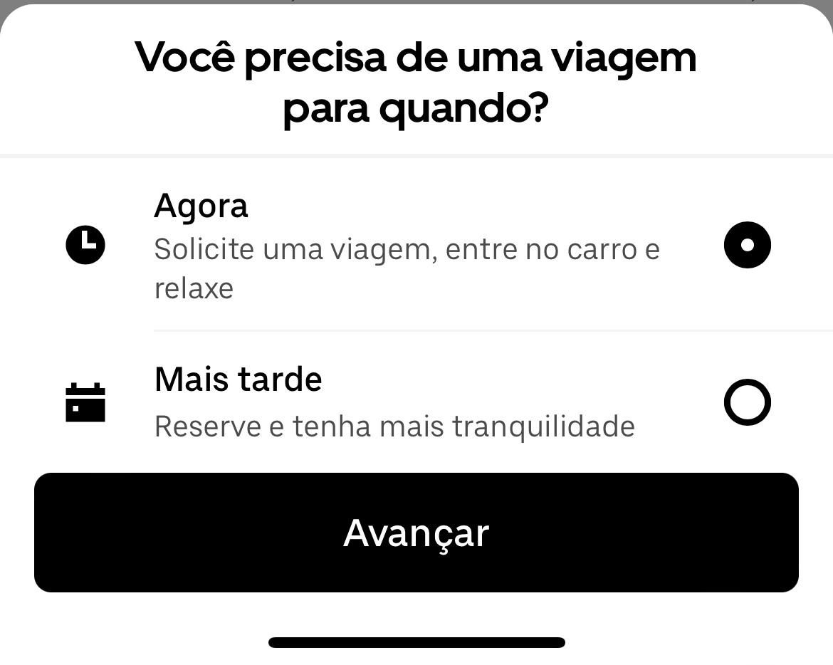 Tela de um aplicativo de transporte com a pergunta "Você precisa de uma viagem para quando?" e duas opções de resposta: "Agora" com a descrição "Solicite uma viagem, entre no carro e relaxe" e "Mais tarde" com a descrição "Reserve e tenha mais tranquilidade". Abaixo das opções, há um botão preto com a palavra "Avançar".