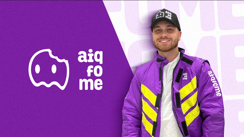 A imagem mostra Gustavo Tubarão, influenciador digital, usando uma jaqueta roxa com detalhes amarelos e um boné preto, ambos com o logo do aiqfome, a segunda maior plataforma de delivery do Brasil. Ao lado dele, o logo do aiqfome é exibido em destaque, com um fundo roxo claro.