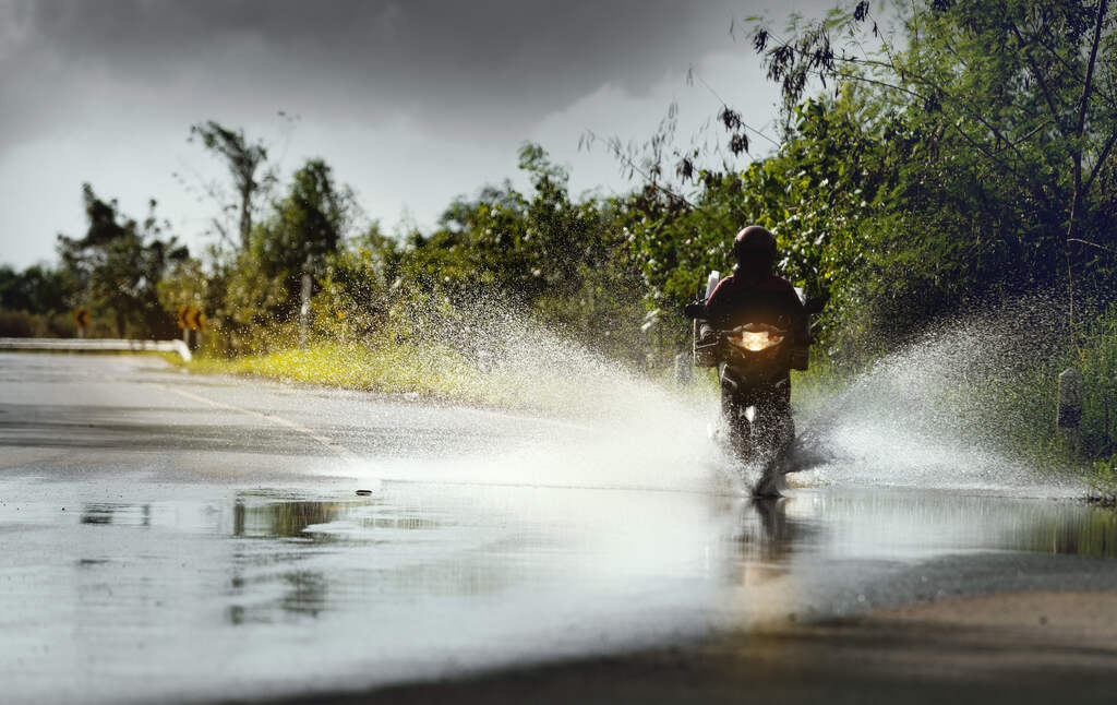 como andar de moto na rodovia