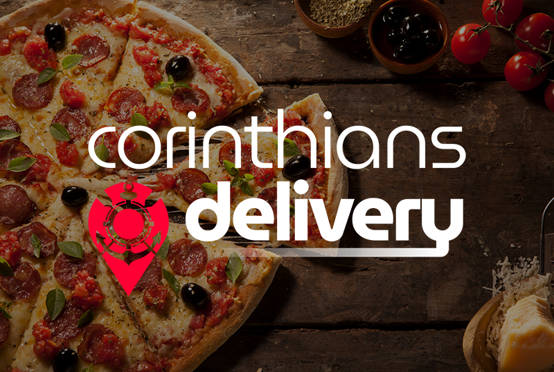 "Pizza saborosa com pepperoni, azeitonas e folhas frescas em fundo rústico de madeira, com o logotipo Corinthians Delivery."