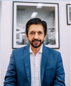Ricardo Nunes, prefeito de São Paulo, em foto formal no escritório.