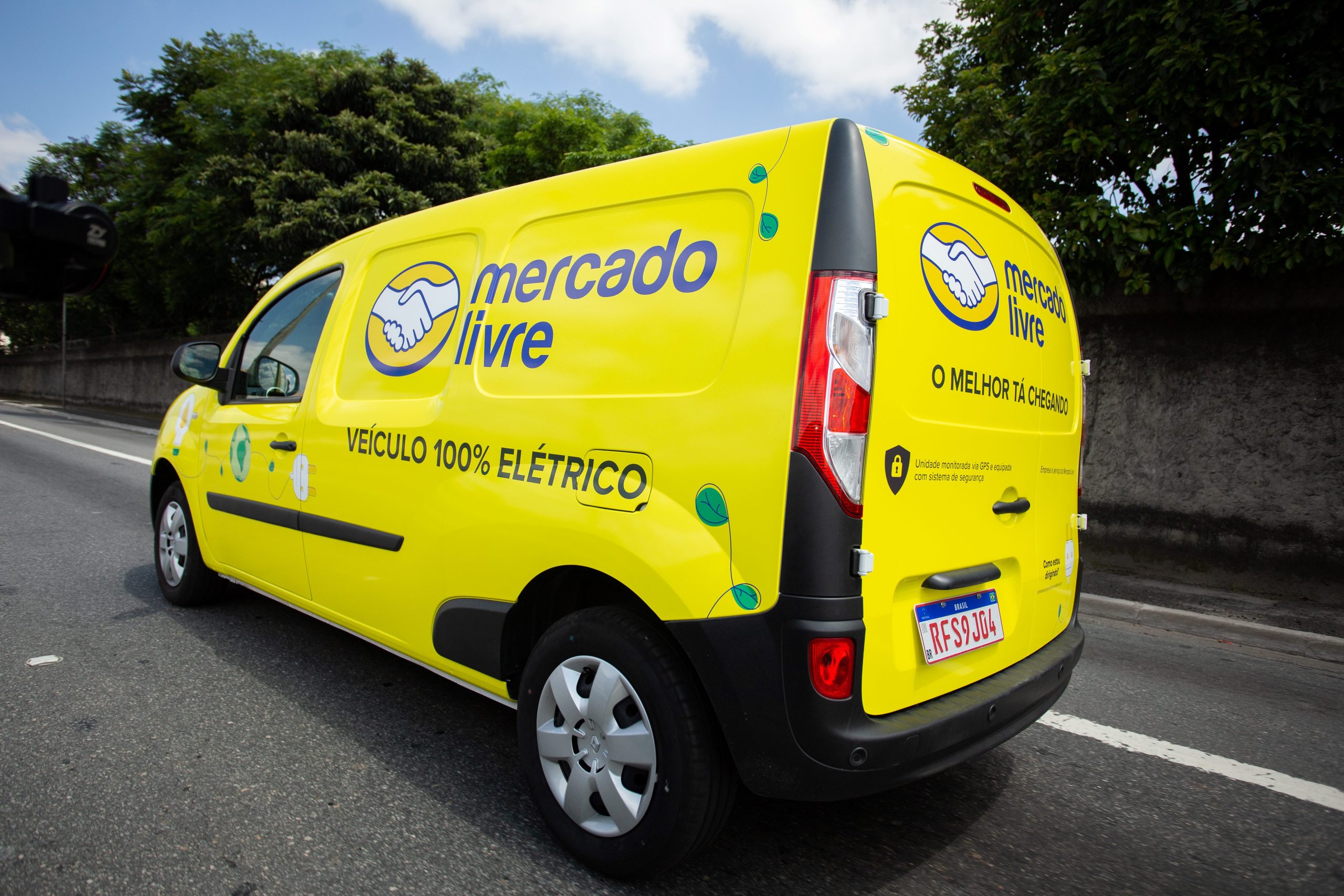 "Van elétrica do Mercado Livre em operação, destacando a sustentabilidade nas entregas"