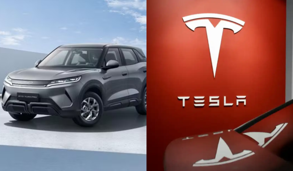 Imagem dividida de um veículo elétrico da BYD à esquerda e o logotipo da Tesla em uma parede vermelha à direita.