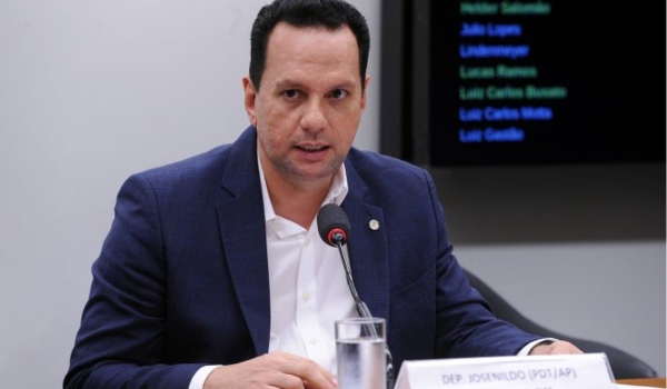 Deputado Josenildo (PDT/AP) durante sessão na Câmara dos Deputados