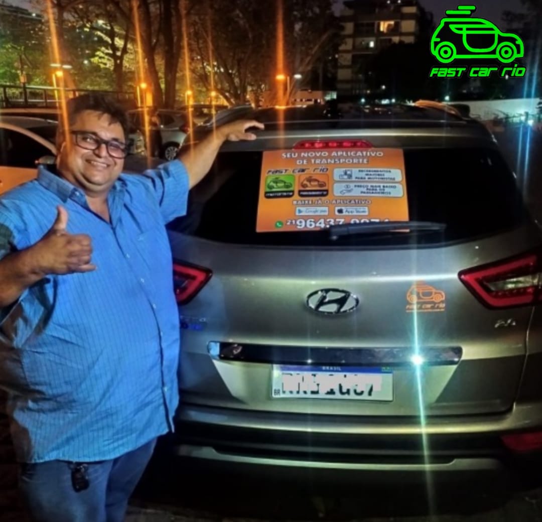 Motorista de aplicativo sorridente ao lado de carro com adesivo promocional do app Fast Car Rio