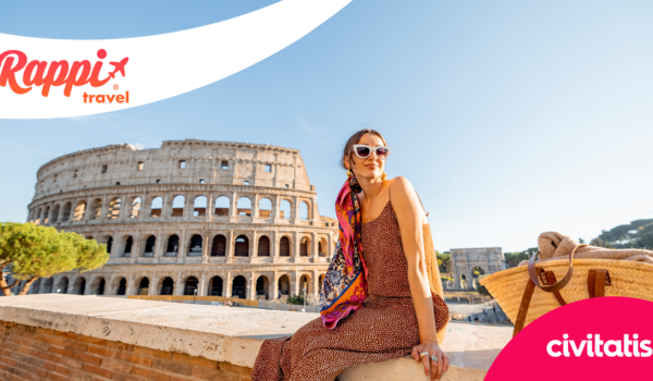 Mulher com óculos de sol sentada próxima ao Coliseu em Roma, com um lenço colorido e bolsa de palha ao lado, em um dia ensolarado. Logos da Rappi Travel e Civitatis no canto da imagem.