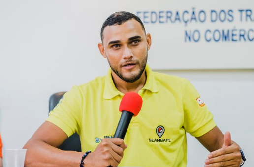 Rodrigo Lopes, presidente do SEAMBAPE, em evento relacionado aos direitos dos entregadores por aplicativos em Pernambuco.
