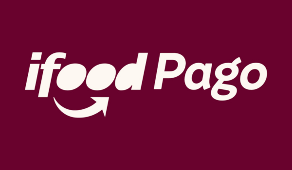 Logo do iFood Pago sobre um fundo vermelho escuro. Descrição: A imagem exibe o logotipo do serviço "iFood Pago", que apresenta o nome "iFood" seguido da palavra "Pago" em letras brancas, com um fundo vermelho escuro. O logotipo inclui a característica seta curvada sob o "iFood", que remete ao estilo visual da marca. Esse serviço oferece opções de pagamento diretamente pela plataforma iFood, facilitando transações entre clientes e estabelecimentos.