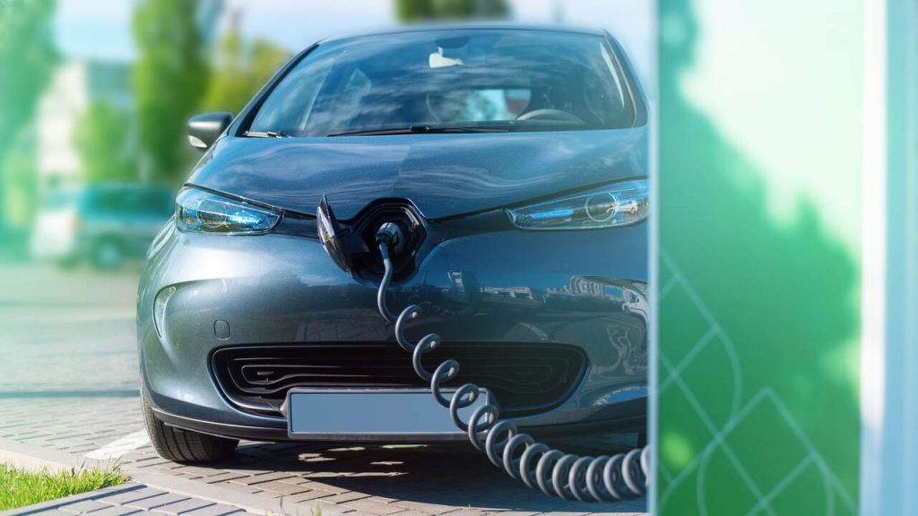 carro elétrico sendo carregado