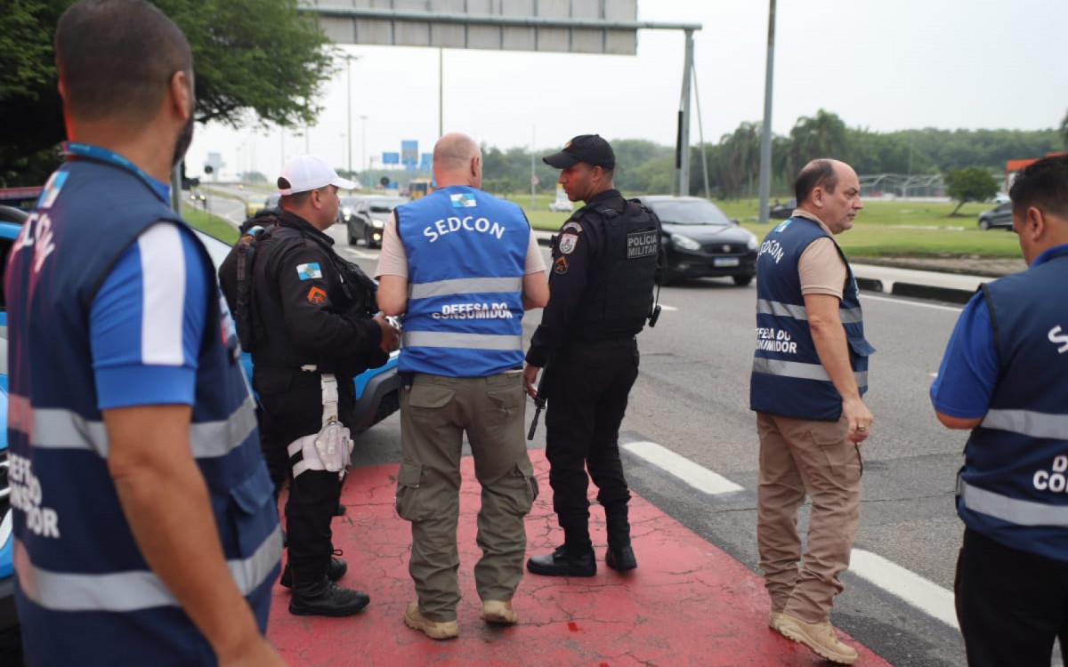 Agentes da Secretaria Estadual de Defesa do Consumidor (SEDCON) e da Polícia Militar realizam fiscalização em rodovia no Rio de Janeiro.