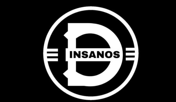 Logotipo com fundo preto apresentando um círculo branco e o nome "Insanos" escrito em destaque no centro, dentro de uma faixa horizontal.