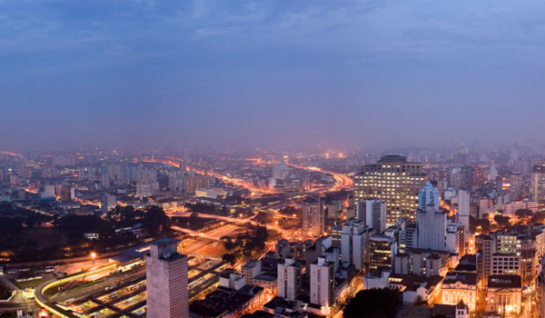 Vista da cidade de São Paulo durante entardecer do alto do prédio do Banespa (Edifício Altino Arantes), no Centro da Capital.