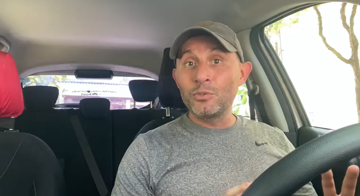 Marcelo Fora da Curva em seu carro.