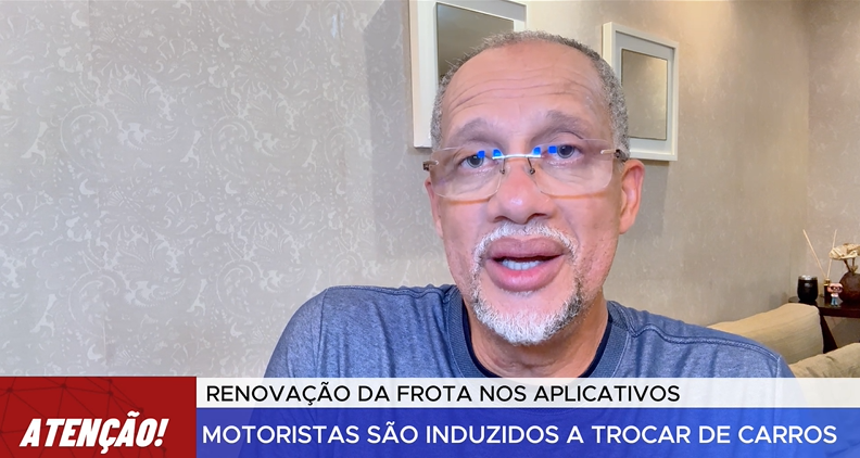 Pessoa falando em um ambiente interno, com fundo neutro. Na parte inferior da imagem, há uma faixa vermelha e azul com texto informativo sobre aplicativos e motoristas.