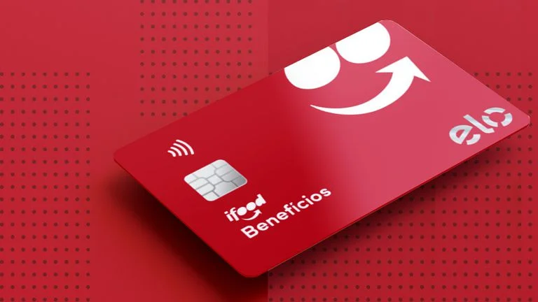 Cartão vermelho do iFood Benefícios com bandeira Elo sobre fundo vermelho.