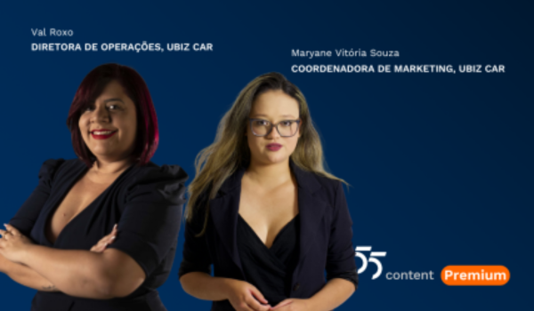 Duas mulheres vestidas de preto posam contra um fundo azul escuro. A mulher à esquerda tem cabelo vermelho curto e braços cruzados, enquanto a mulher à direita tem cabelo loiro longo, usa óculos e segura as mãos à frente do corpo. No topo da imagem, seus nomes e cargos são exibidos: Val Roxo, Diretora de Operações da Ubiz Car, e Maryane Vitória Souza, Coordenadora de Marketing da Ubiz Car. O logotipo do 55 Content Premium aparece no canto inferior direito.