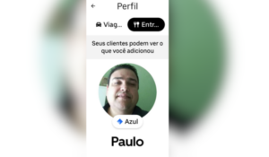 Foto de perfil de um motorista com o nome "Paulo", que aparece sorrindo. Ele está usando uma camiseta azul e seu perfil inclui o ícone da companhia Azul.