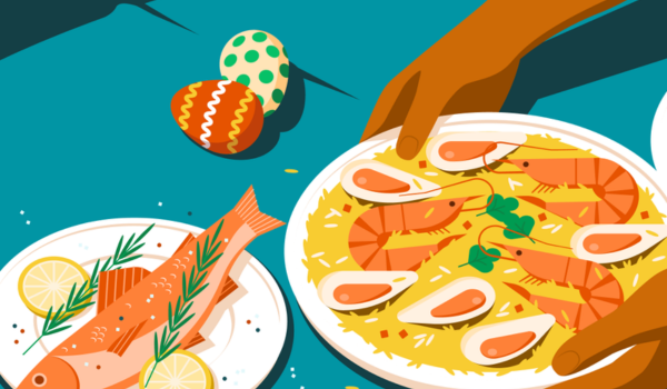 Pratos de frutos do mar sobre uma mesa azul, incluindo peixe com limão e ervas, e arroz com camarões e mariscos, com ovos decorados ao fundo.
