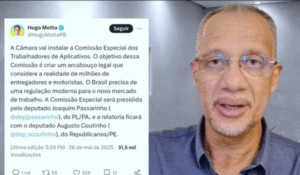 Print de um tuíte do deputado Hugo Motta sobre a criação da Comissão Especial dos Trabalhadores de Aplicativos, ao lado de um homem de meia-idade, calvo e de óculos, falando diretamente para a câmera em um ambiente interno com paredes cinzas.