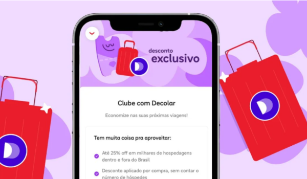 Imagem de um celular exibindo uma promoção do "Clube com Decolar", com malas vermelhas ao fundo e destaque para o texto “desconto exclusivo”.