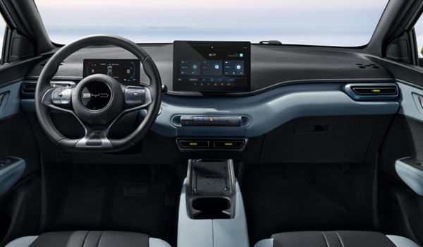 Painel interno moderno de carro elétrico com duas telas digitais e acabamento minimalista.
