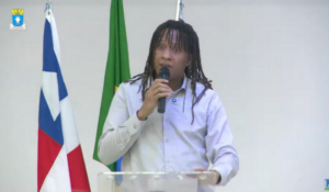 Atan Gama discursa durante audiência pública sobre motoristas de aplicativo em Lauro de Freitas (BA).