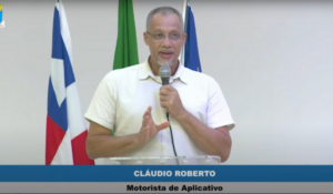 Cláudio Sena, motorista de aplicativo, discursa durante audiência pública sobre regulamentação dos apps em Lauro de Freitas (BA).