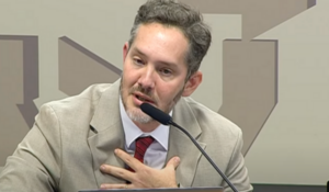 Ilan Fonseca, procurador do Ministério Público do Trabalho, discursa durante audiência no Senado Federal sobre regulamentação de motoristas e entregadores de aplicativo.