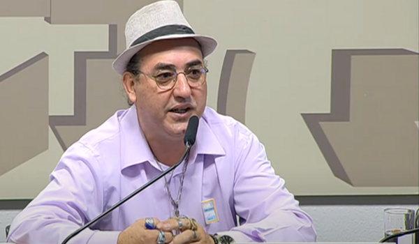 Jair Almeida, motorista de aplicativo e secretário-geral da associação, fala durante audiência pública no Senado sobre a regulamentação do trabalho por aplicativos.