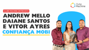 Andrew Mello, Daiane Santos e Vitor Ayres posando com troféu da Confiança Mobi em frente a fundo azul, com o logo do Clube Machine no canto superior direito.