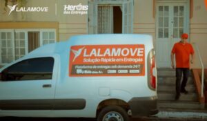Van branca da Lalamove estacionada em frente a uma casa, com um homem de boné e camisa laranja descendo os degraus da calçada.