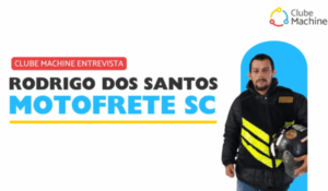 Entrevista do Clube Machine com Rodrigo dos Santos, representante do Motofrete SC. Ele aparece de jaqueta preta com faixas refletivas amarelas, segurando um capacete, ao lado do logotipo do Clube Machine.