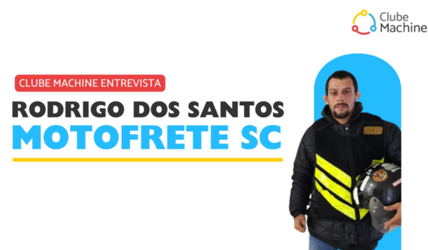 Entrevista do Clube Machine com Rodrigo dos Santos, representante do Motofrete SC. Ele aparece de jaqueta preta com faixas refletivas amarelas, segurando um capacete, ao lado do logotipo do Clube Machine.