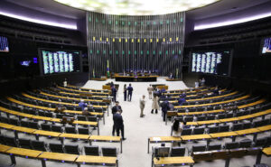 Plenário da Câmara dos Deputados do Brasil com parlamentares reunidos em sessão.